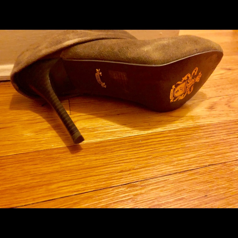 Shoes - Picture 3 of 4